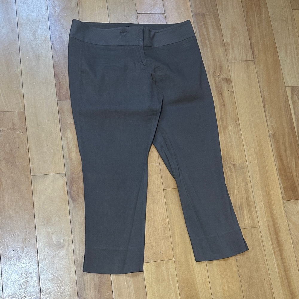 bebe sexy linen/spandex hugs all your curves capris pants